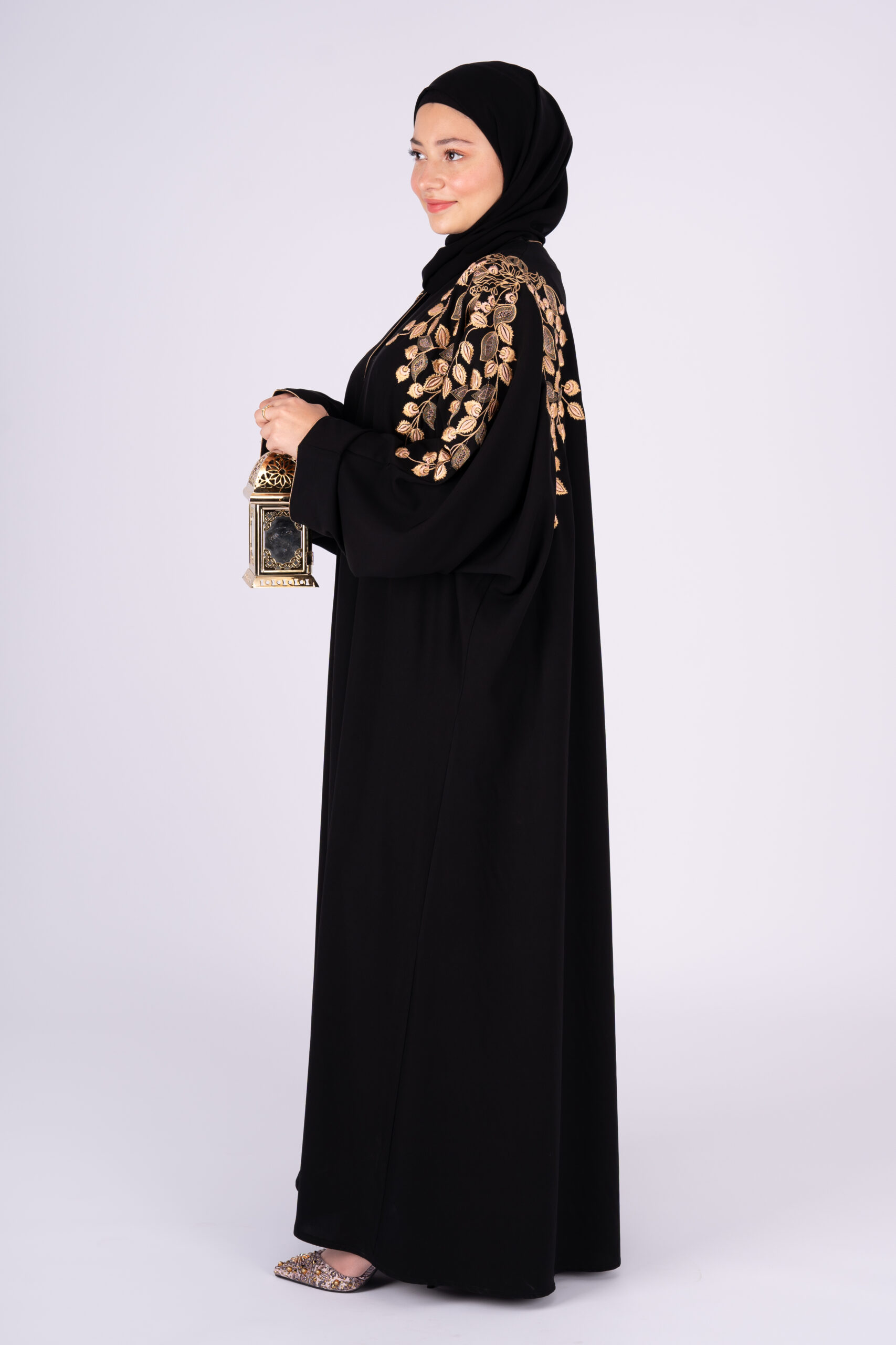 Abaya noire avec de la borderie moderne