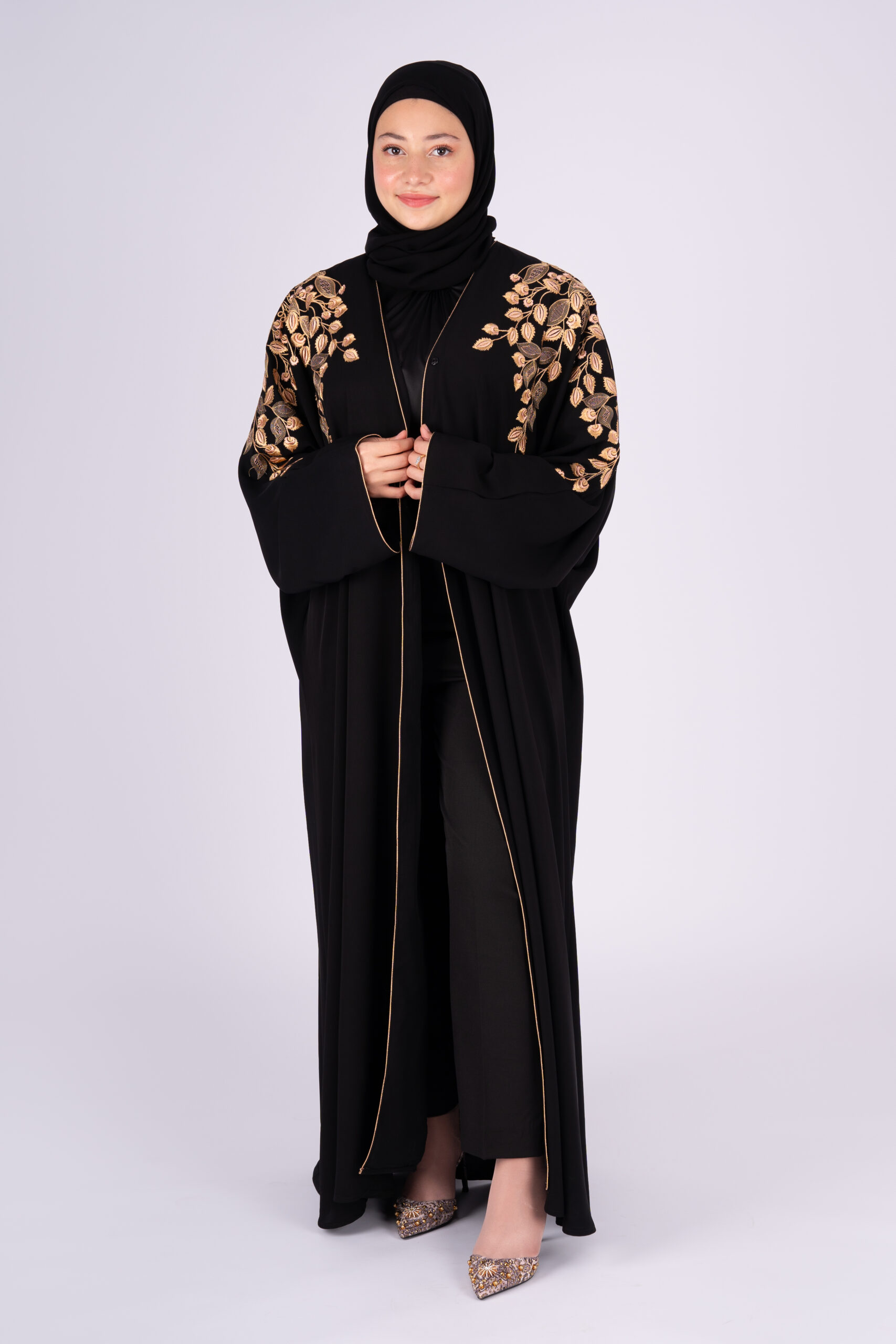Abaya noire avec de la borderie moderne