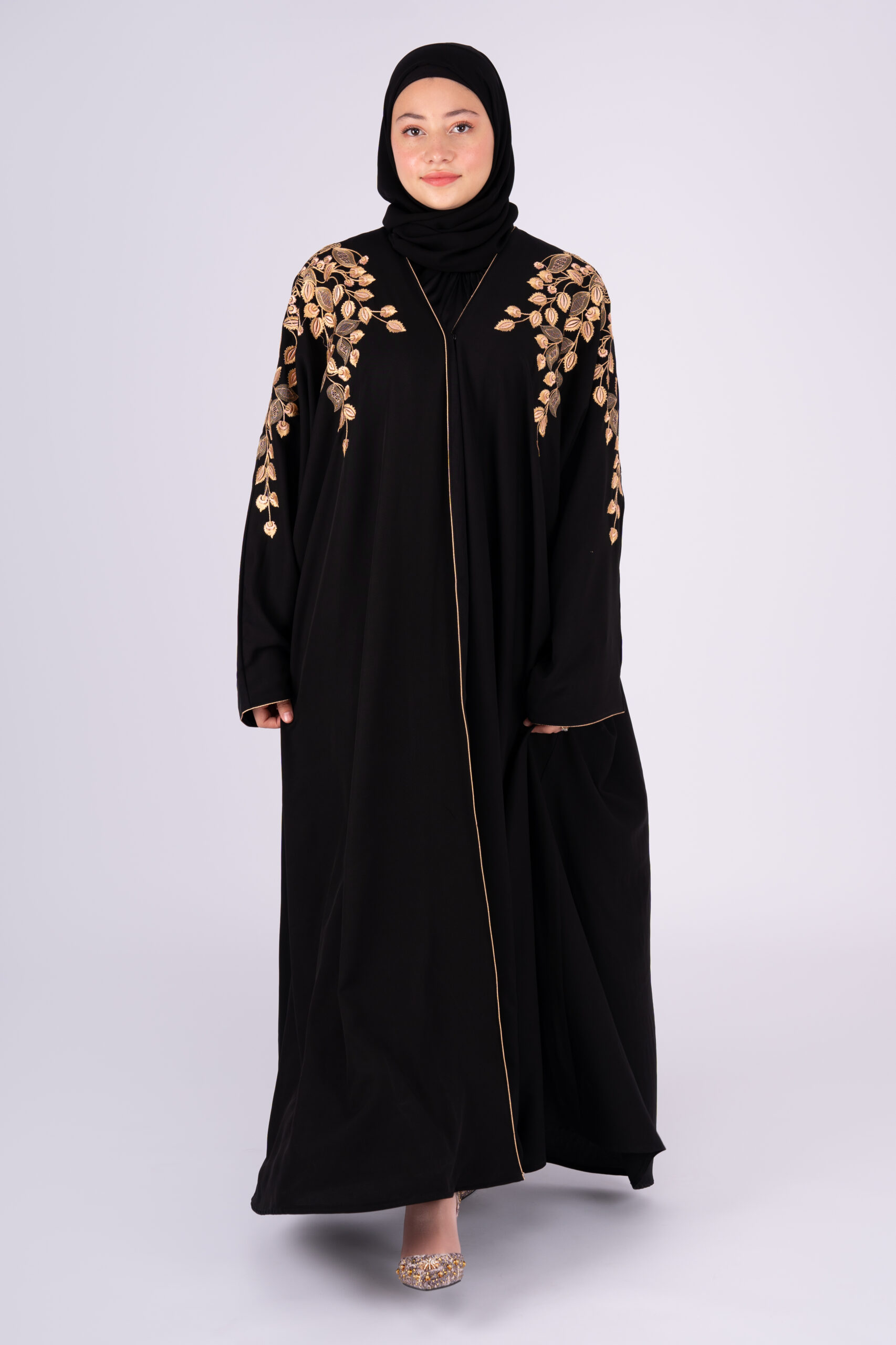 Abaya noire avec de la borderie moderne