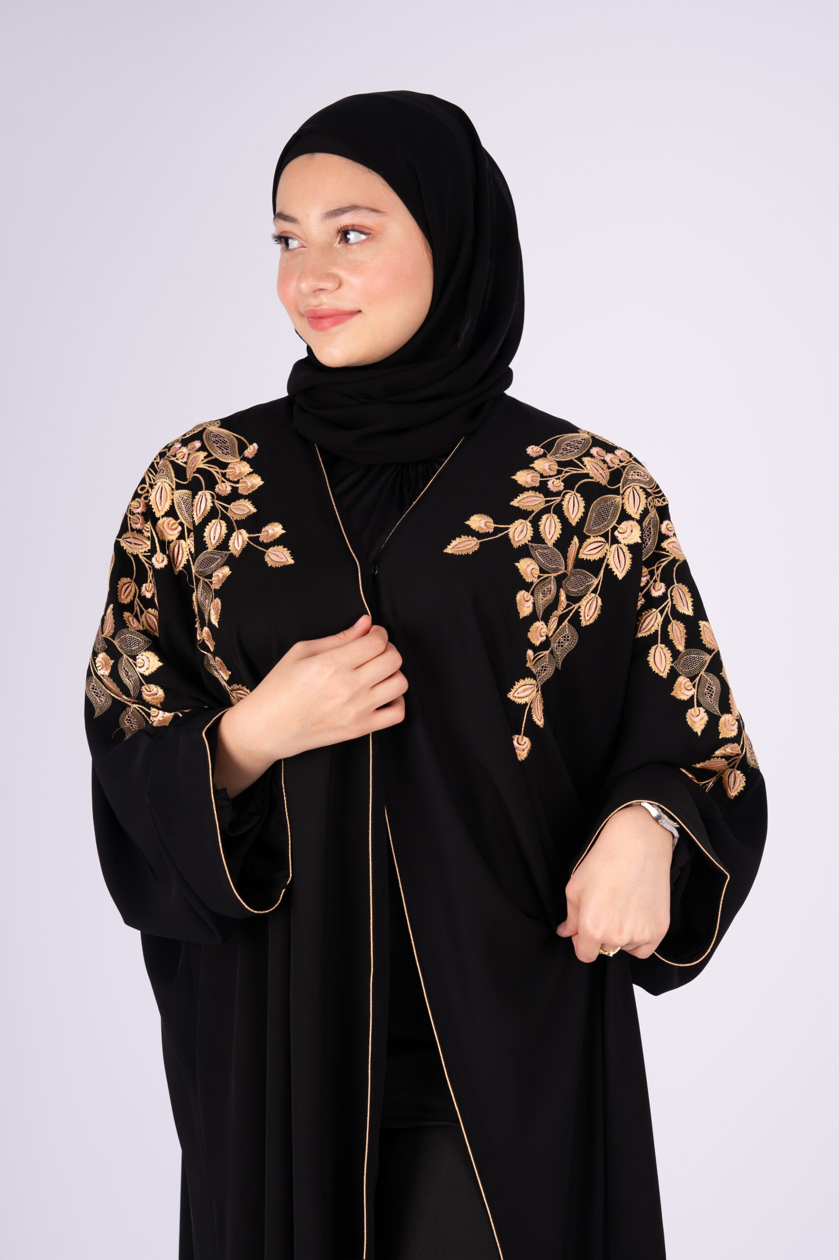 Abaya noire avec de la borderie moderne